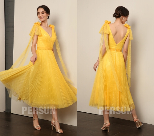 Robe soirée midi encolure v en plumetis jaune à jupe plissée