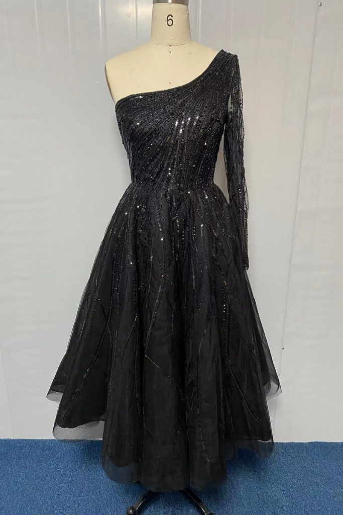 Robe soirée midi noire brodée de paillettes & perlettes avec une manche