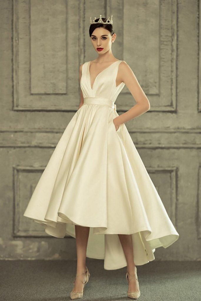 Robe de mariée décolleté en V court devant long derrière en satin