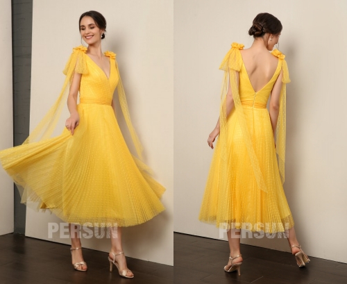 Robe de soirée midi encolure v en plumetis jaune à jupe plissée